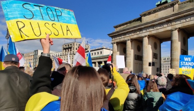 «Ми є»: у Німеччини українці ініціювали всесвітній флешмоб до роковин повномасштабного вторгнення