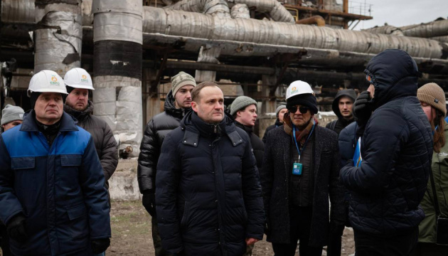 Послам і представникам іноземних держав показали Дарницьку ТЕЦ, пошкоджену російськими ударами