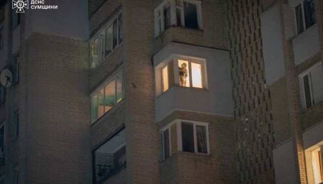 У Сумах внаслідок нічної атаки пошкоджені багатоповерхівки та автомобілі 