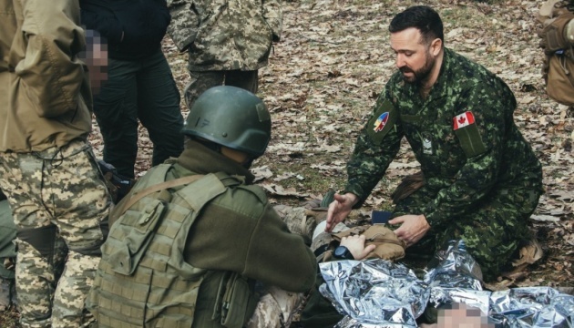 La mission UNIFIER forme les soldats ukrainiens à la médecine tactique