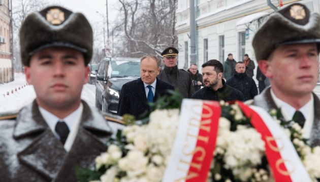 Зеленський з Туском поклали квіти до Стіни пам'яті полеглих за Україну
