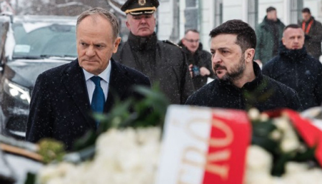 Zełenski i Tusk złożyli kwiaty na Ścianie Pamięci Pamięci poległych za Ukrainę
