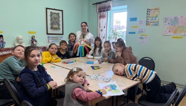 «Матусина світлиця»: у Казахстані відкрили українську майстерню для дітей