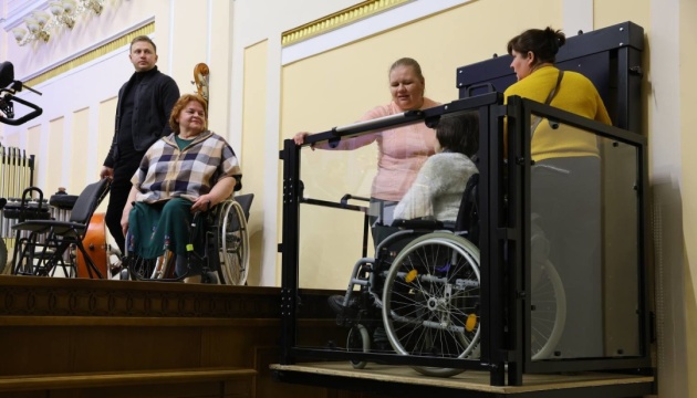 У Львові встановили перший в Україні підйомник на сцену філармонії
