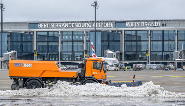 У Берліні аеропорт другий день поспіль скасовує рейси через негоду
