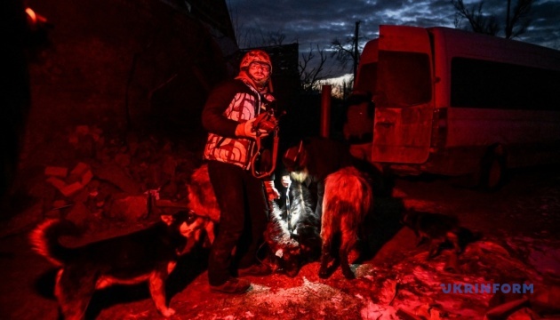 Волонтери вивезли дев’ять кіз з прифронтового Оріхова на Запоріжжі / Фото: Дмитро Смольєнко, Укрінформ