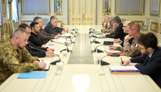 Volodymyr Zelensky et Catherine Vautrin échangent sur le renforcement de la défense aérienne ukrainienne et la livraison d’avions Mirage et Rafale