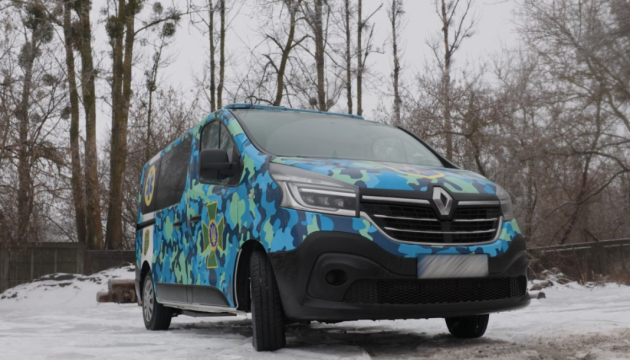 Ukrainian border guards receive modern ambulance from donors