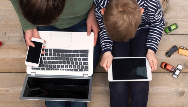 Світ посилює правила для соціальних мереж: чому держави обмежують доступ дітей і що це означає для України