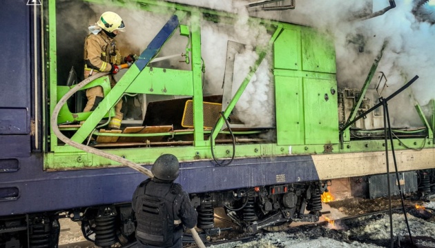 Удар по залізничній інфраструктурі в Конотопі: рятувальники показали наслідки