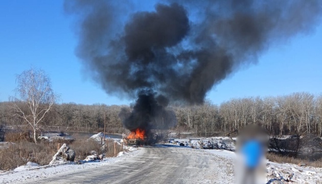 На Харківщині росіяни вдарили безпілотником по авто старости, який розвозив хліб