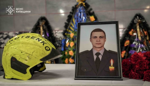 На Київщині попрощалися з рятувальником, який загинув під час ліквідації наслідків удару РФ