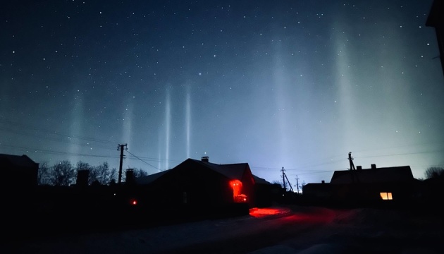 У небі над Тернопільщиною зафіксували рідкісне оптичне явище «світлові стовпи»