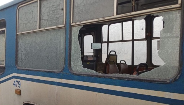 Війська РФ обстріляли комунальне підприємство у Херсоні, пошкоджені тролейбуси