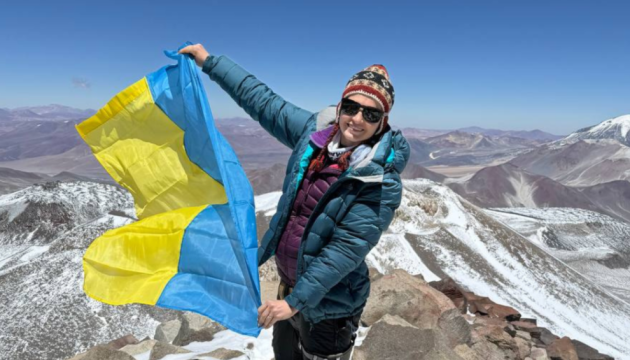 Доцентка з Полтави розгорнула український прапор на найвищому вулкані
