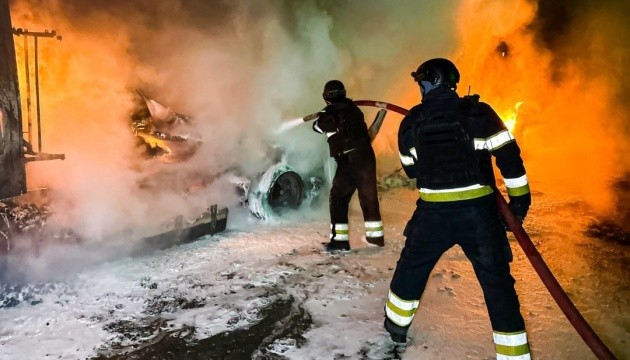 У Херсоні росіяни дроном атакували вантажівку з цистерною на АЗС, виникла пожежа