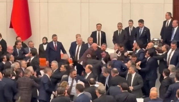 У парламенті Туреччини сталася масова бійка