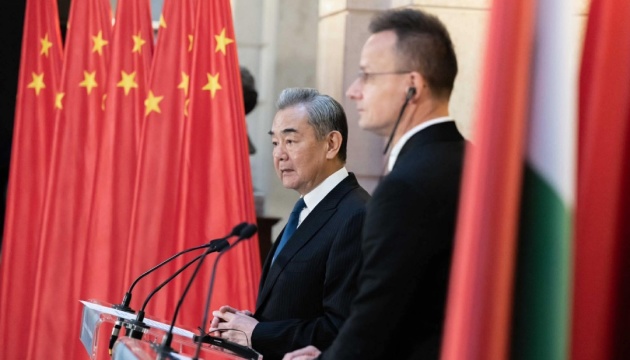 Сійярто поскаржився Ван Ї на європейців, які «постійно підривають мирні зусилля» щодо України