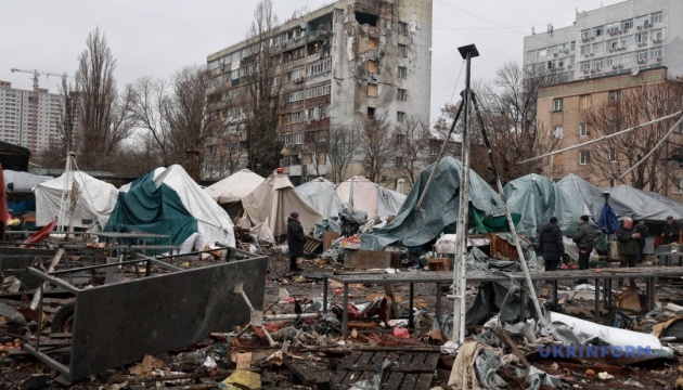 Внаслідок удару росії по Одесі зруйновано частину житлового будинку та ринок, знищено торгові намети й автомобілі. / Фото: Ніна Ляшонок, Укрінформ