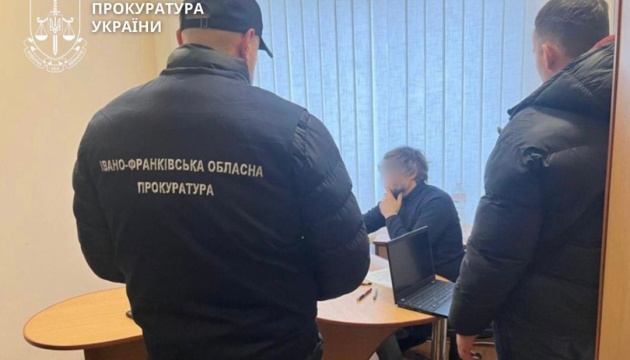 «Бронь» за $5 тисяч: на Прикарпатті посадовці Укрзалізниці та ДСНС торгували посадами