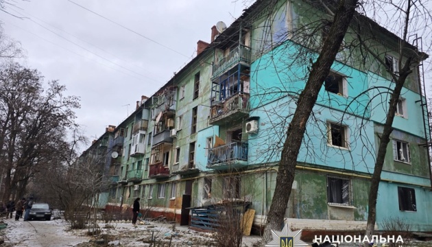 Поліція показала порятунок дітей із пошкодженої багатоповерхівки у Краматорську