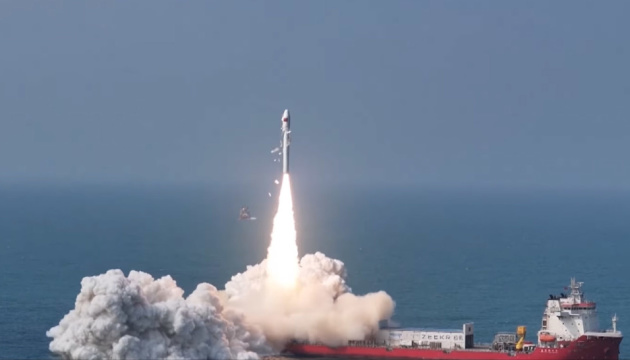 Китай запустив у космос сім супутників із морської платформи