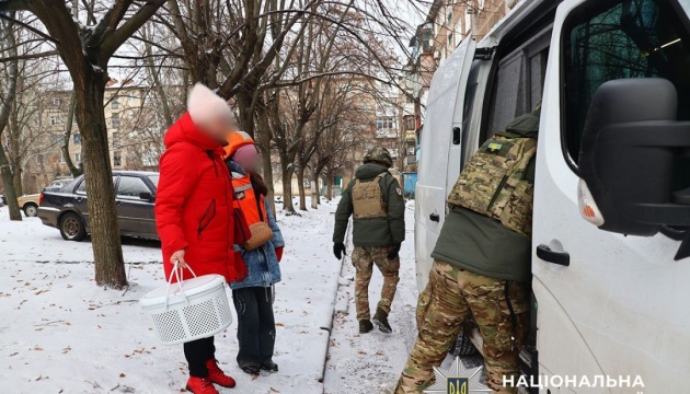 «Білі янголи» евакуювали із Дружківки трьох дітей