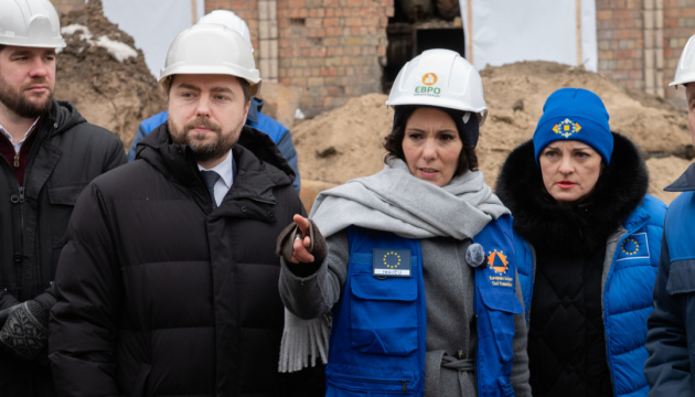 Єврокомісарка Лябіб оглянула пошкоджену російськими атаками Дарницьку ТЕЦ у Києві