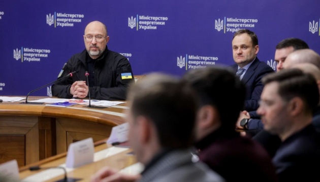 Шмигаль: Ситуація з електропостачанням складна, у більшості зон світло є 3-4 години