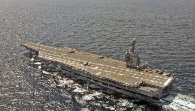 Найбільший авіаносець у світі повертається до США після рекордного часу на службі