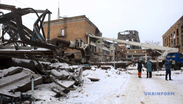 Travaux de restauration lancés à la centrale thermique de Darnytsia, touchée par frappe russe sur Kyiv