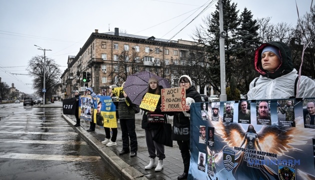 У Запоріжжі родини полонених провели акцію «Не мовчи, полон вбиває»