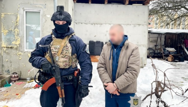 На Рівненщині затримали дезертира, який викрав авто та стріляв у поліцейських