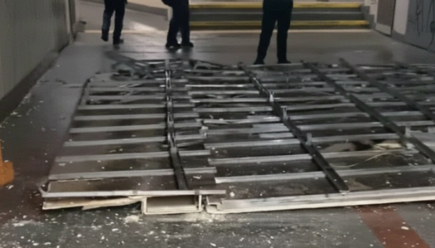У Києві на станції метро «Теремки» обвалилась стеля