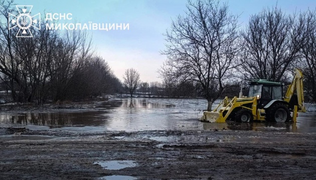 На Миколаївщині через танення снігу підтоплення у 17 населених пунктах - рятувальники відкачують воду