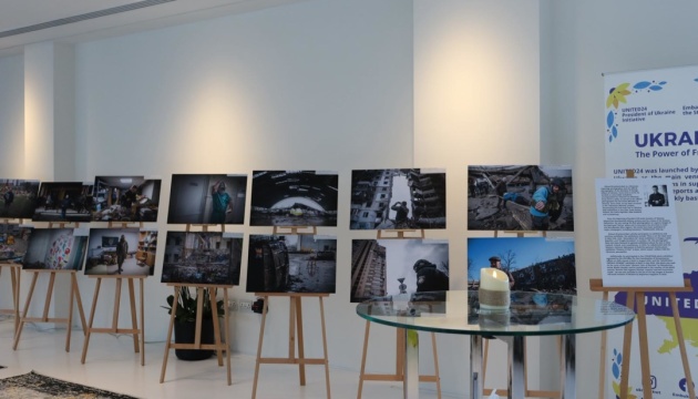 «Сміливі бути сильними»: у Кувейті відкрили фотовиставку до річниці війни РФ в Україні