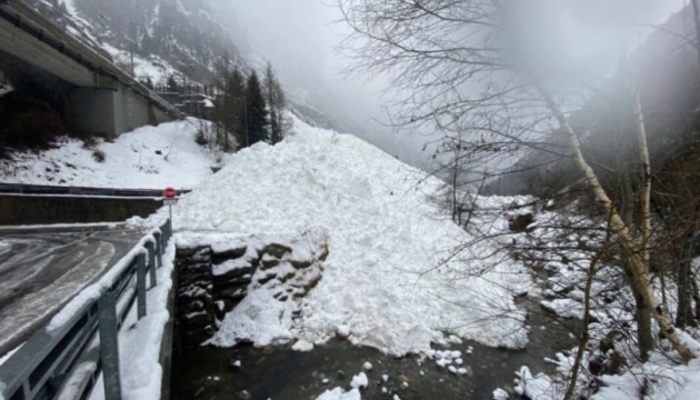 У Швейцарії пасажирський потяг зійшов з рейок через лавину