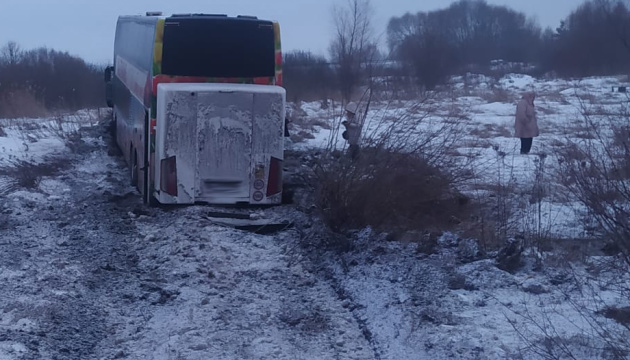 На трасі Львів-Луцьк автобус із пасажирами зʼїхав у кювет, є постраждалі