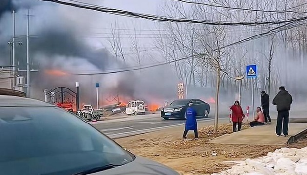У Китаї чоловік запалив феєрверк біля магазину піротехніки - через вибух є загиблі й поранені
