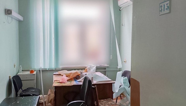Russians shell hospital in Kherson: Medical workers injured, destruction reported