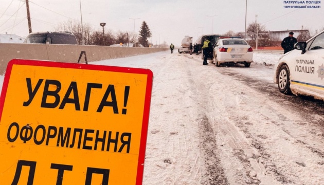 Снігопади та ожеледиця: від початку доби в Україні сталися 785 ДТП