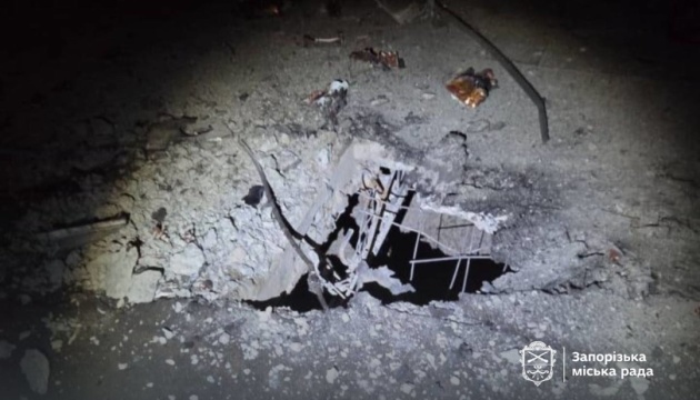 У Запоріжжі росіяни влучили в багатоквартирний будинок