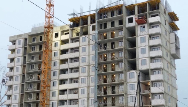 À Marioupol, les Russes modifient les adresses des immeubles détruits pour construire du logement en crédit