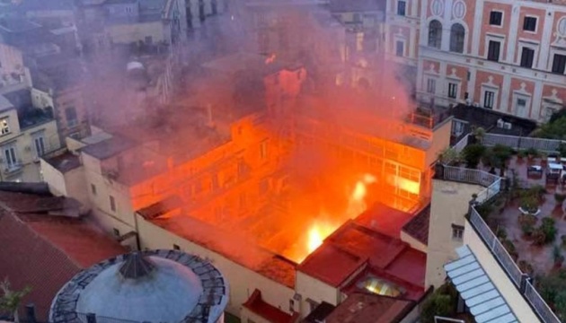 Пожежа зруйнувала історичний театр у Неаполі