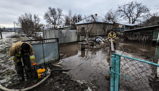 На Миколаївщині рятувальники та енергетики ліквідовують наслідки підтоплення