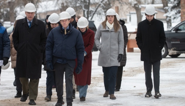 Сенатори США відвідали пошкоджену обстрілами ТЕЦ у Києві