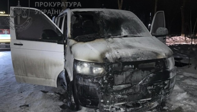 На Прикарпатті 19-річну дівчину взяли під варту за підпал авто військового