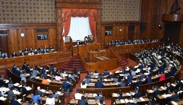 Парламент Японії проводить перше засідання після історичної перемоги правлячої партії на виборах