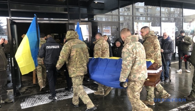 У Чернівцях попрощалися із трьома поліцейськими, які загинули на фронті