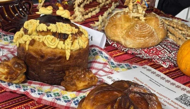 Чому коровай із Хлібодарівки на Донеччині називають «мідним»